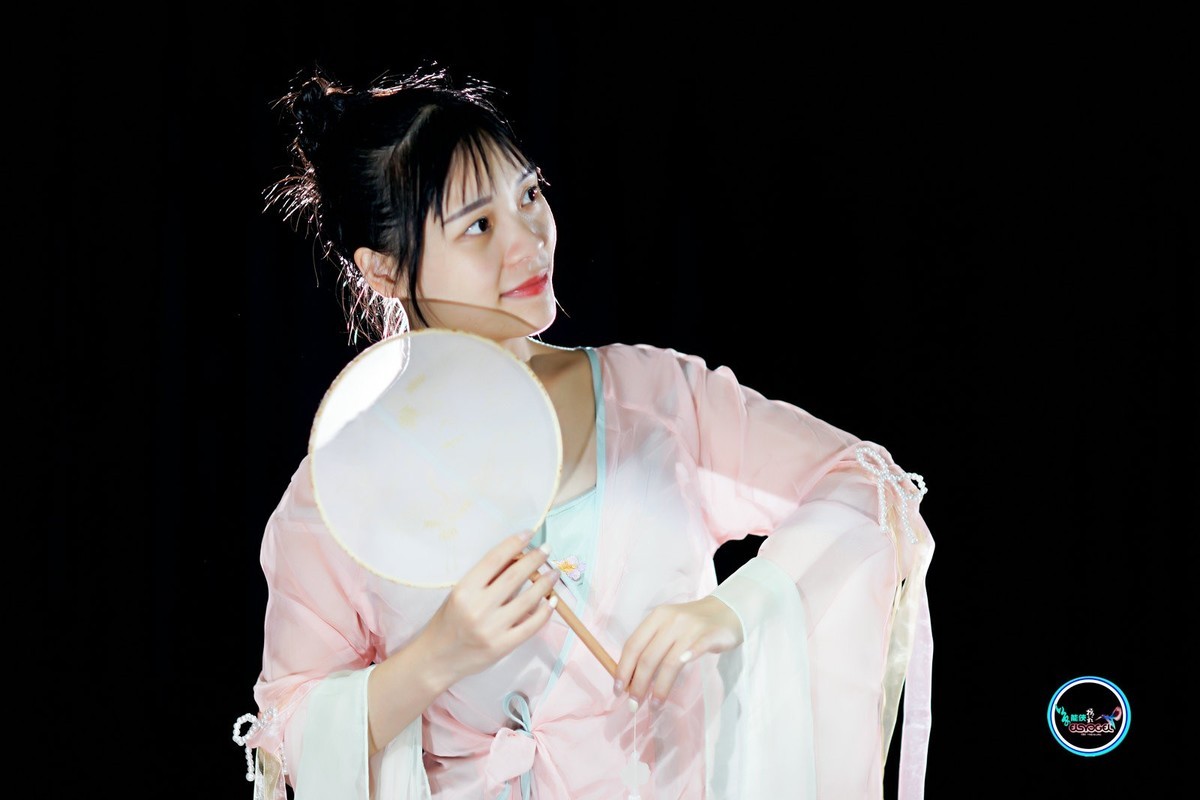 【飘逸扇舞仙女】---佳佳