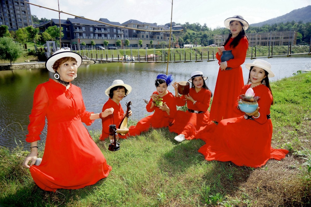 清水河边的红裙美女！