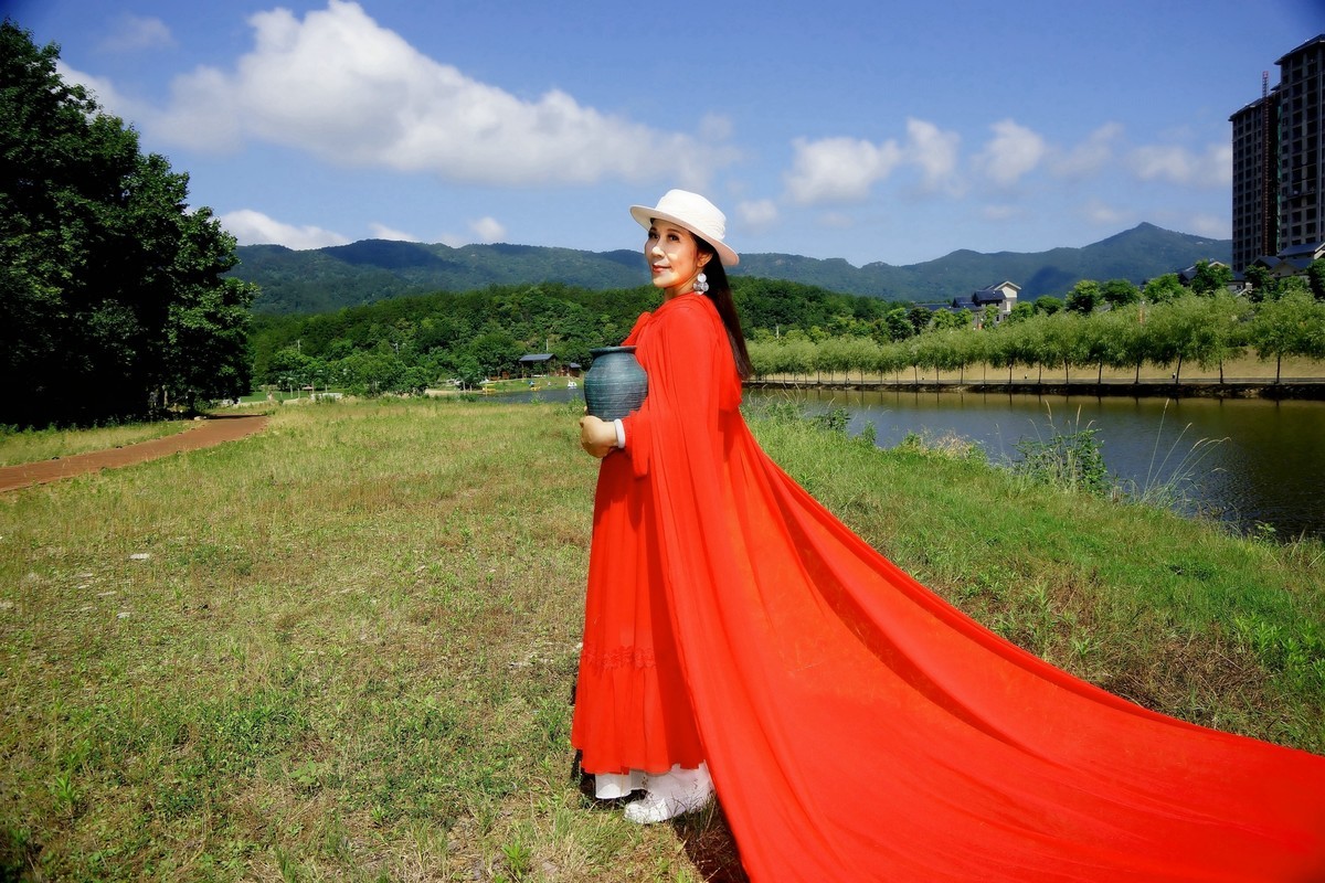 清水河边的红裙美女！