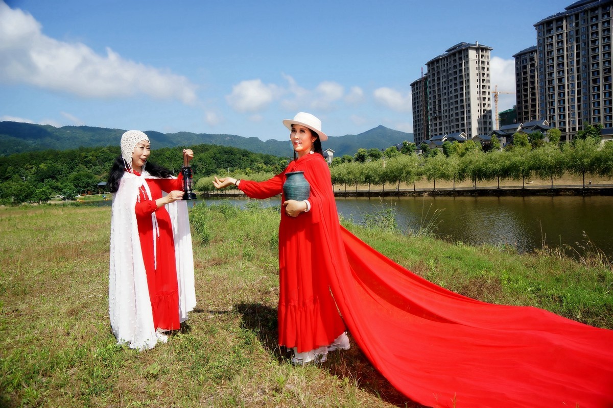 清水河边的红裙美女！