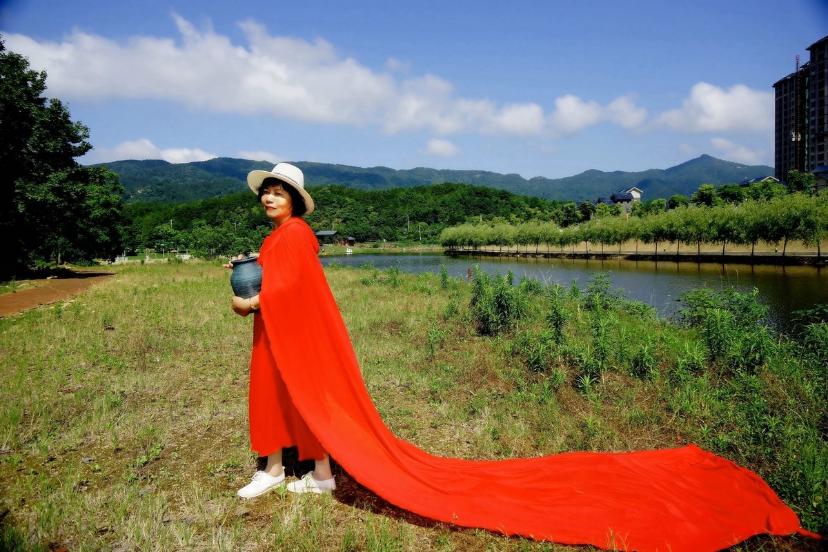 清水河边的红裙美女！