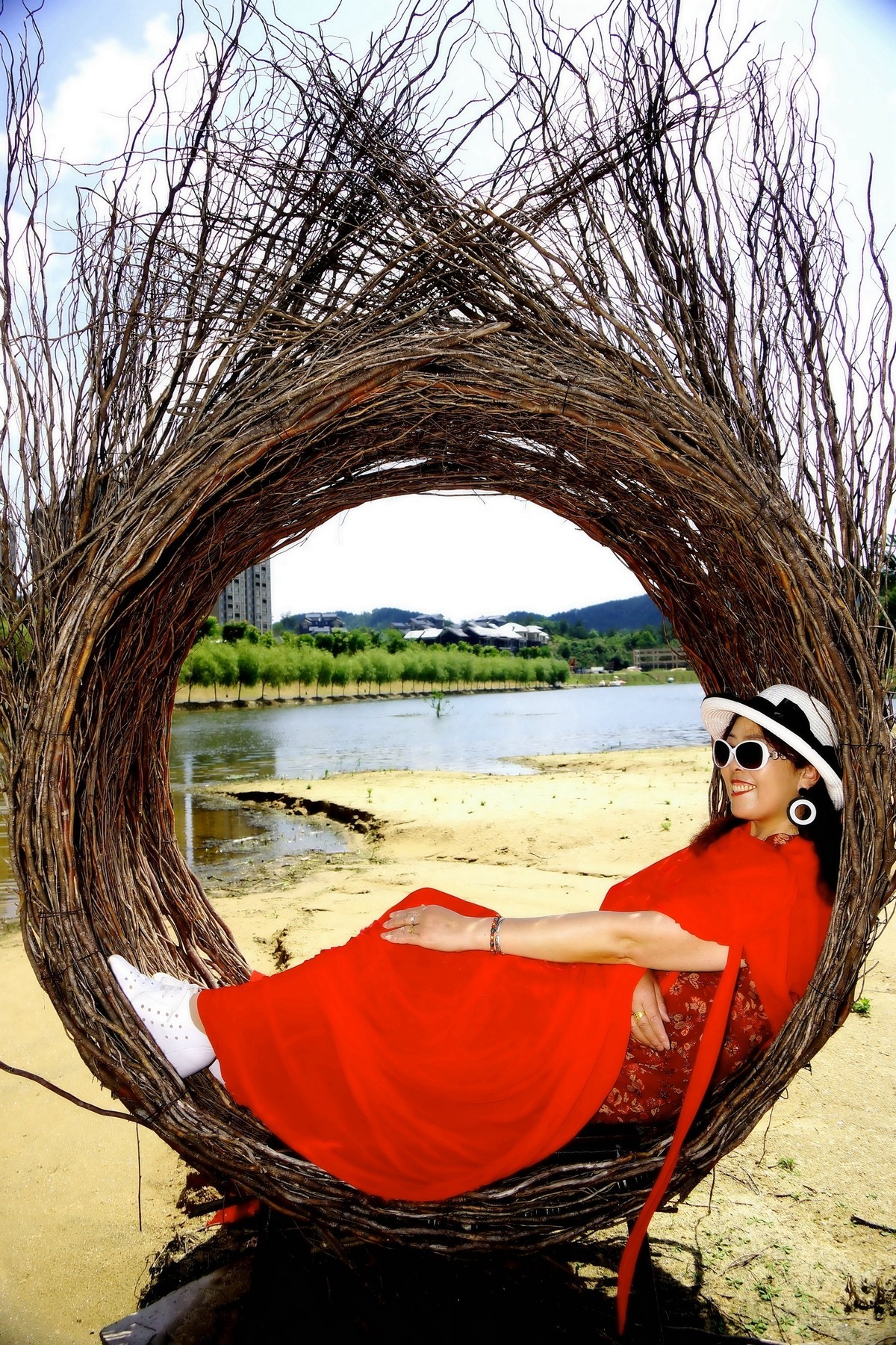 清水河边的红裙美女！