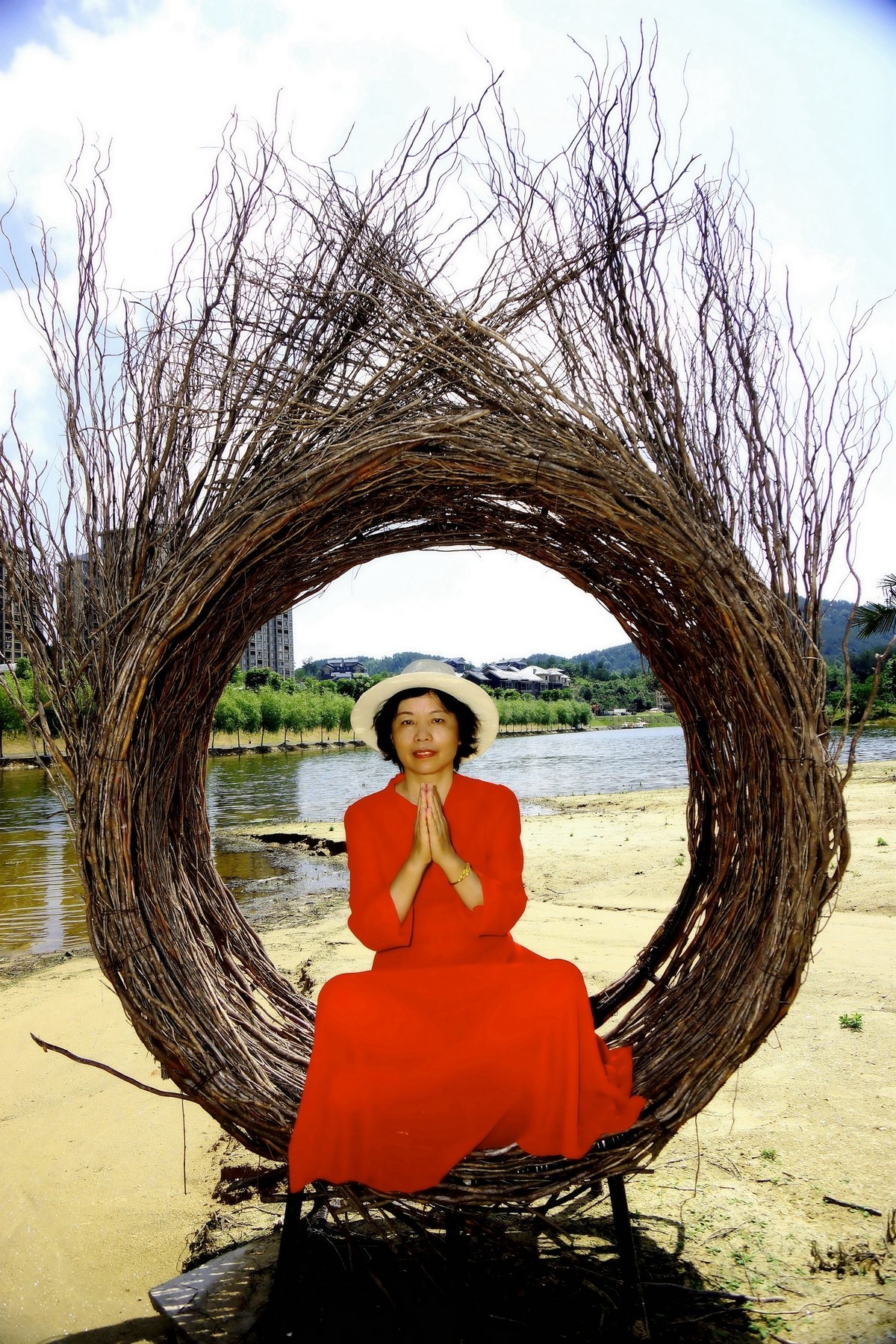 清水河边的红裙美女！