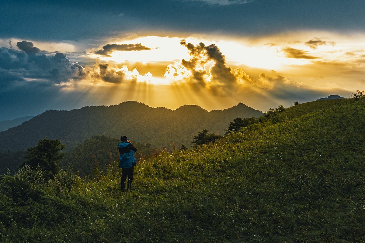 高山草甸的早晚景色