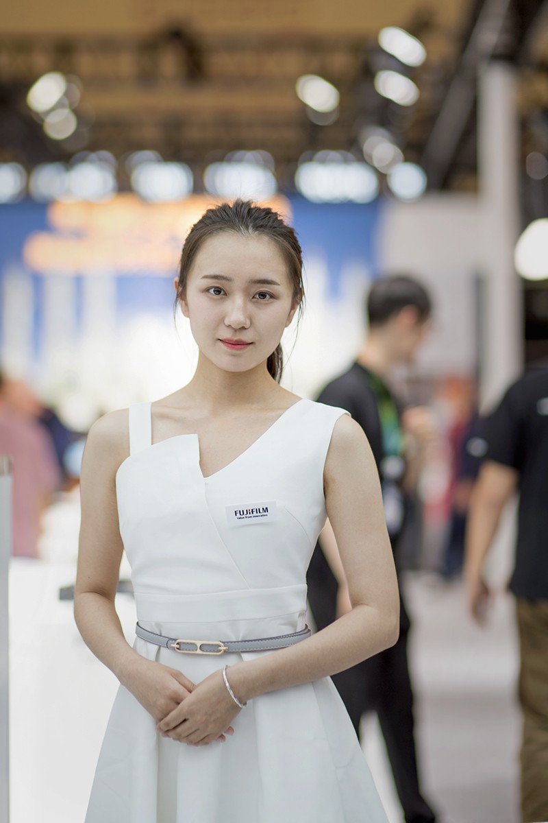 富士展台中的几位姑娘