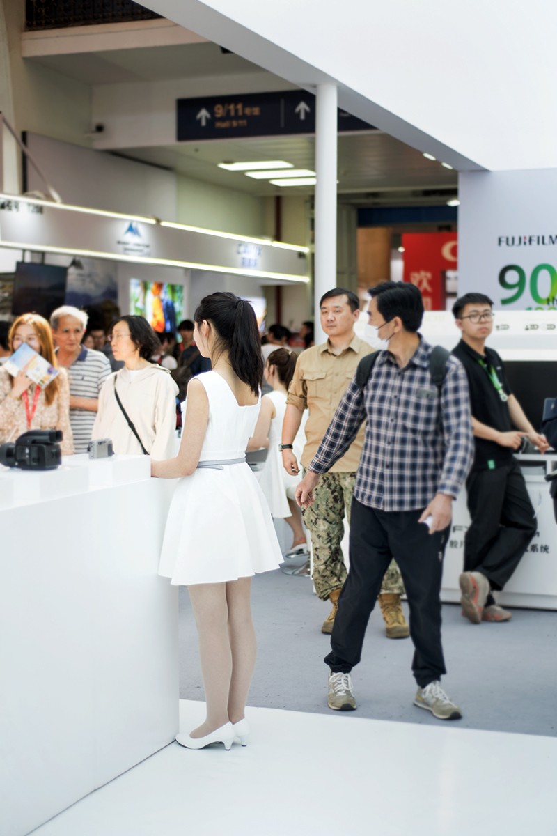 富士展台中的几位姑娘