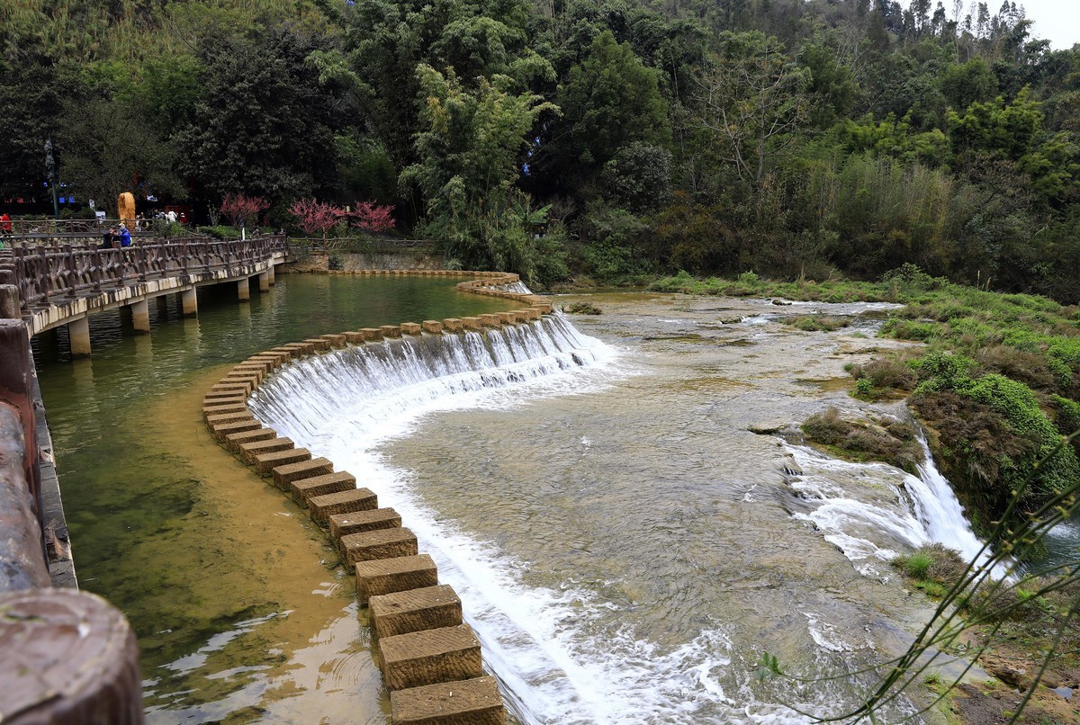 云南罗平九龙瀑布群