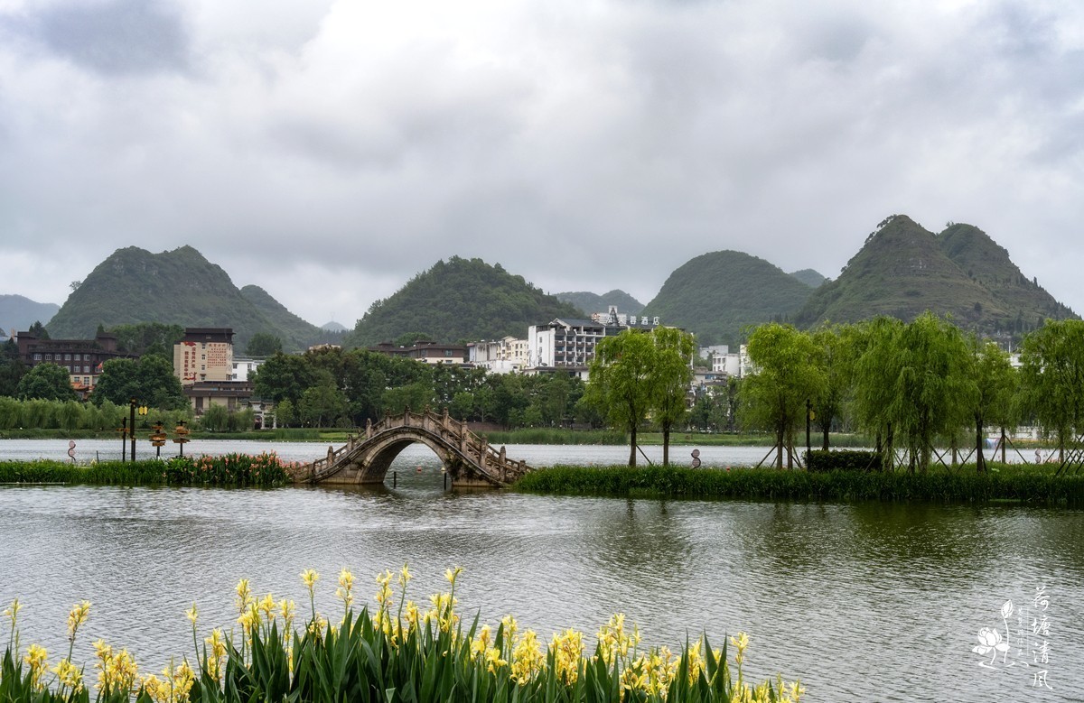 在细雨绵绵的2025年仲夏时节，漫步安龙县半水湖畔，