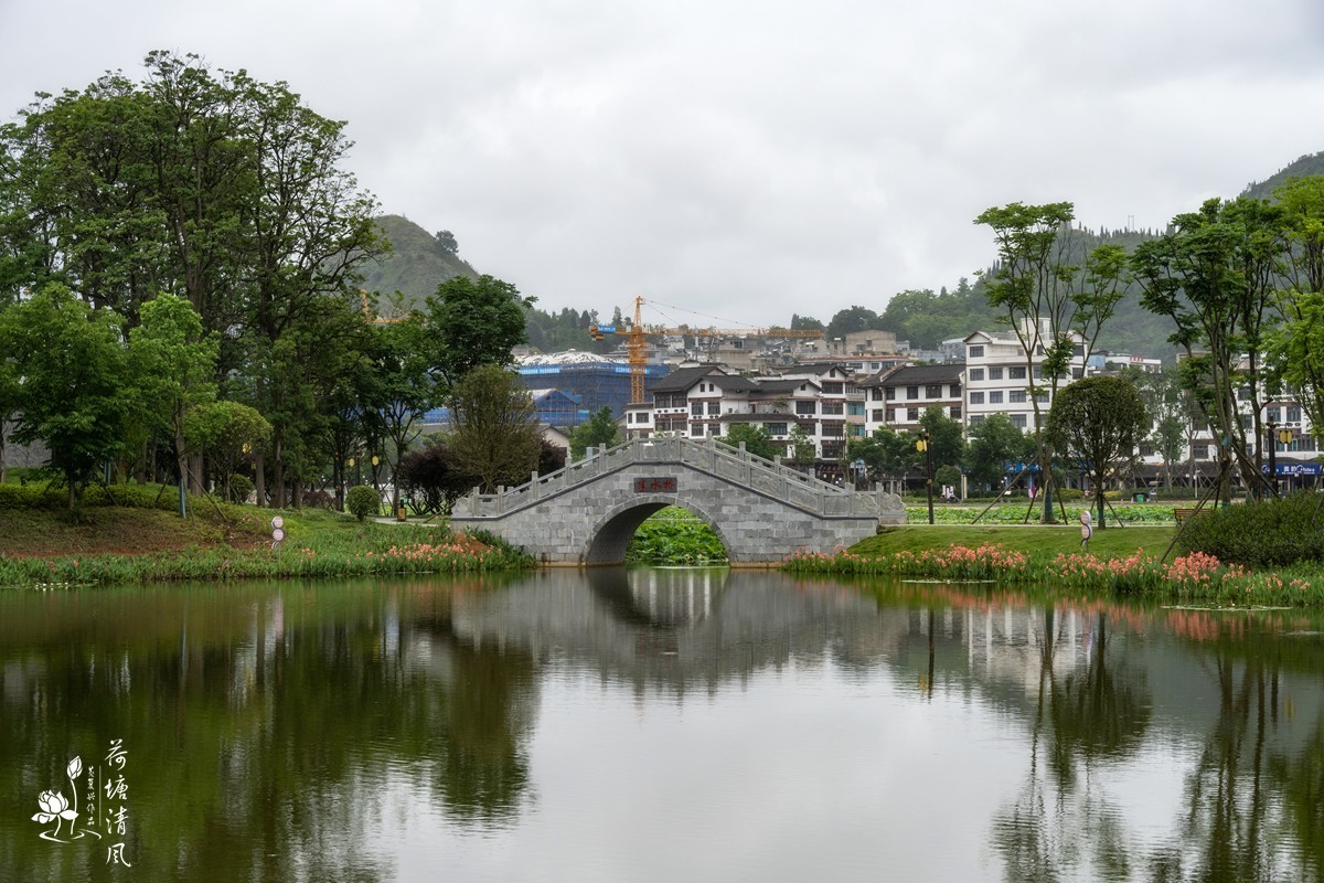在细雨绵绵的2025年仲夏时节，漫步安龙县半水湖畔，
