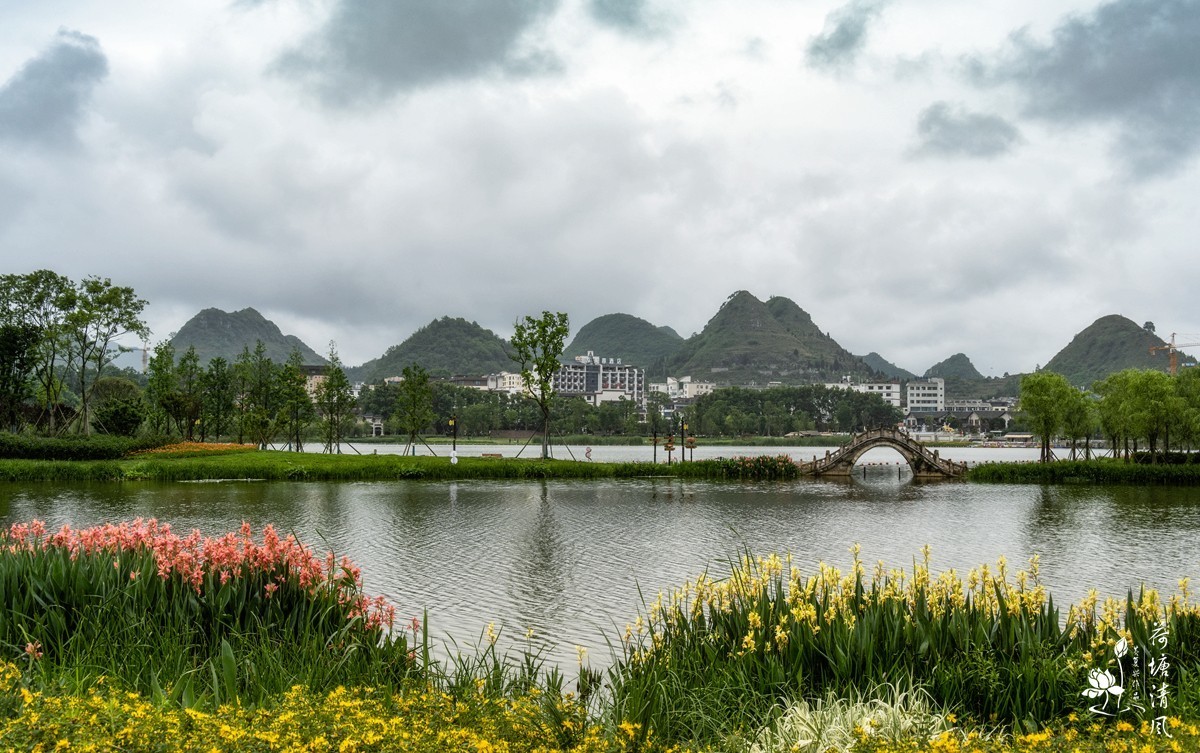 在细雨绵绵的2025年仲夏时节，漫步安龙县半水湖畔，