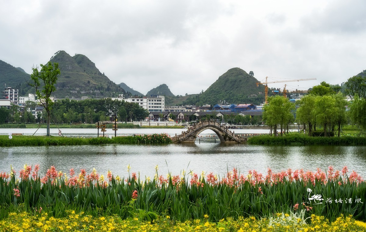 在细雨绵绵的2025年仲夏时节，漫步安龙县半水湖畔，