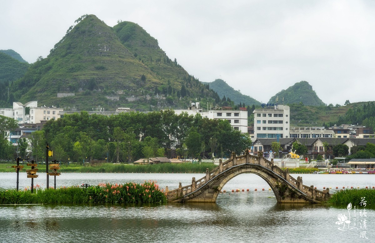 在细雨绵绵的2025年仲夏时节，漫步安龙县半水湖畔，