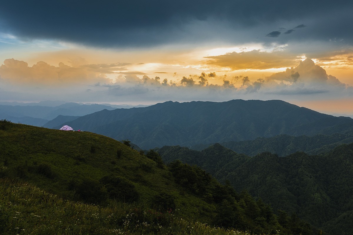 高山草甸的早晚景色