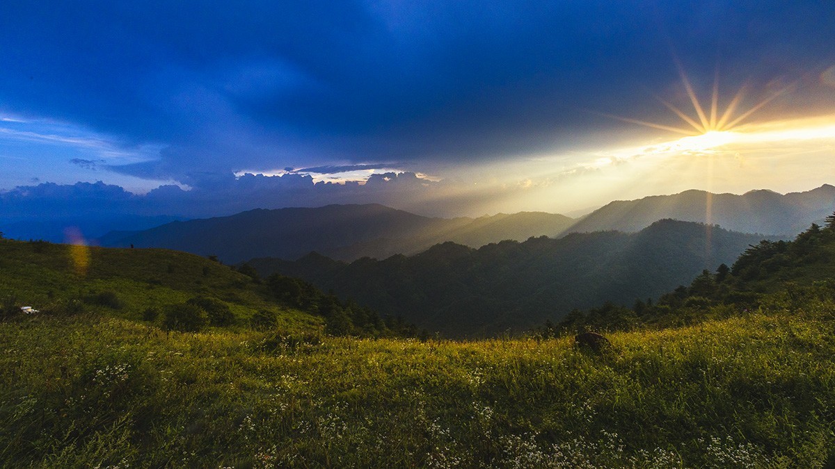 高山草甸的早晚景色