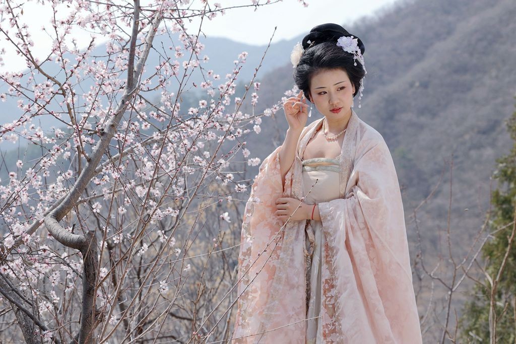 水长城旁汉服女