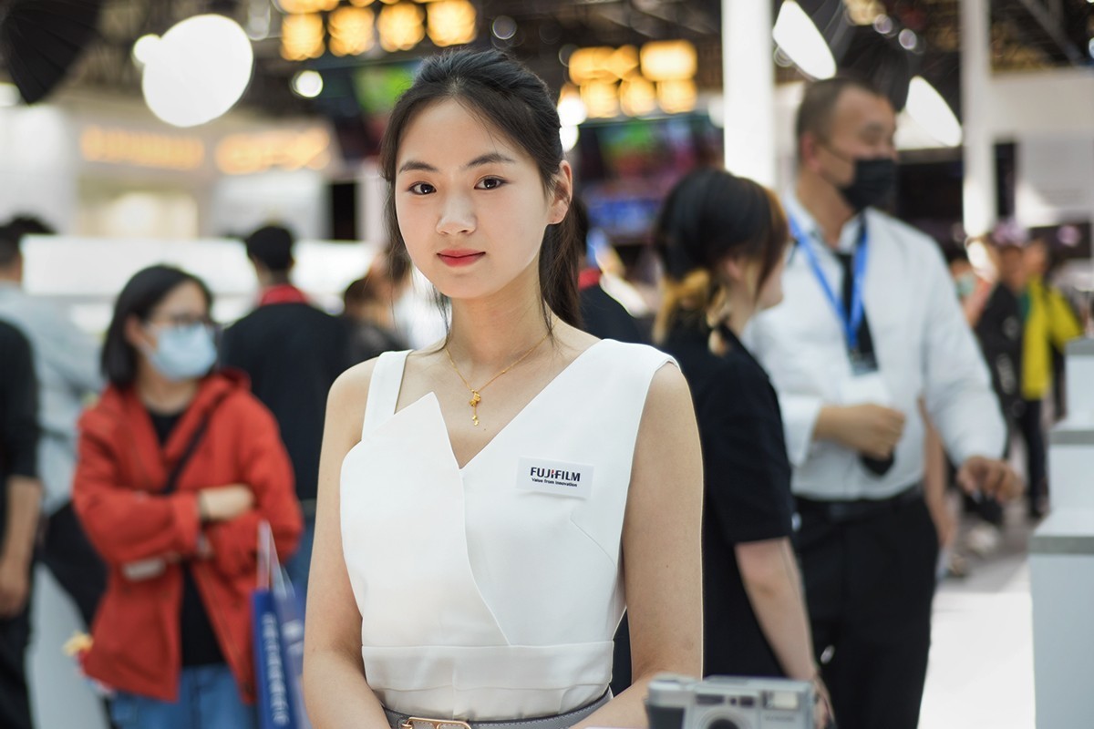 富士展台中的几位姑娘