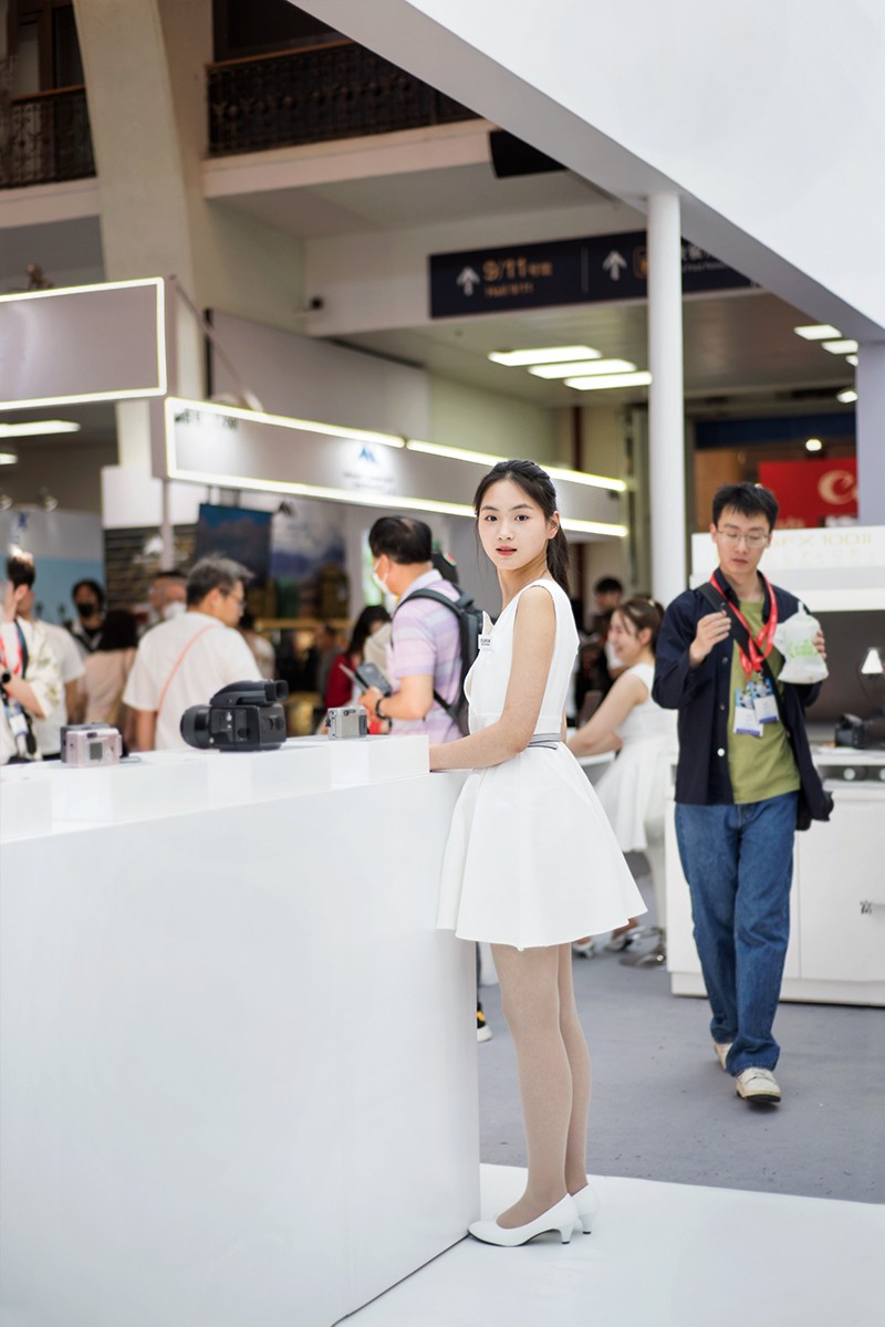 富士展台中的几位姑娘