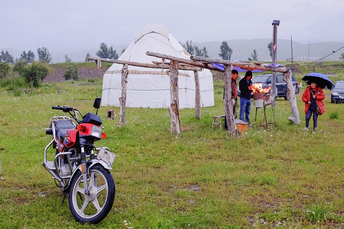 傍晚阴雨中在那拉提的随拍