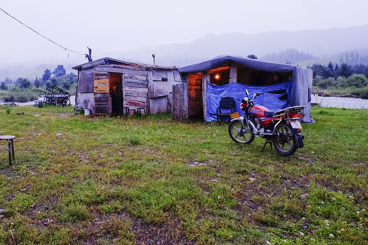 傍晚阴雨中在那拉提的随拍