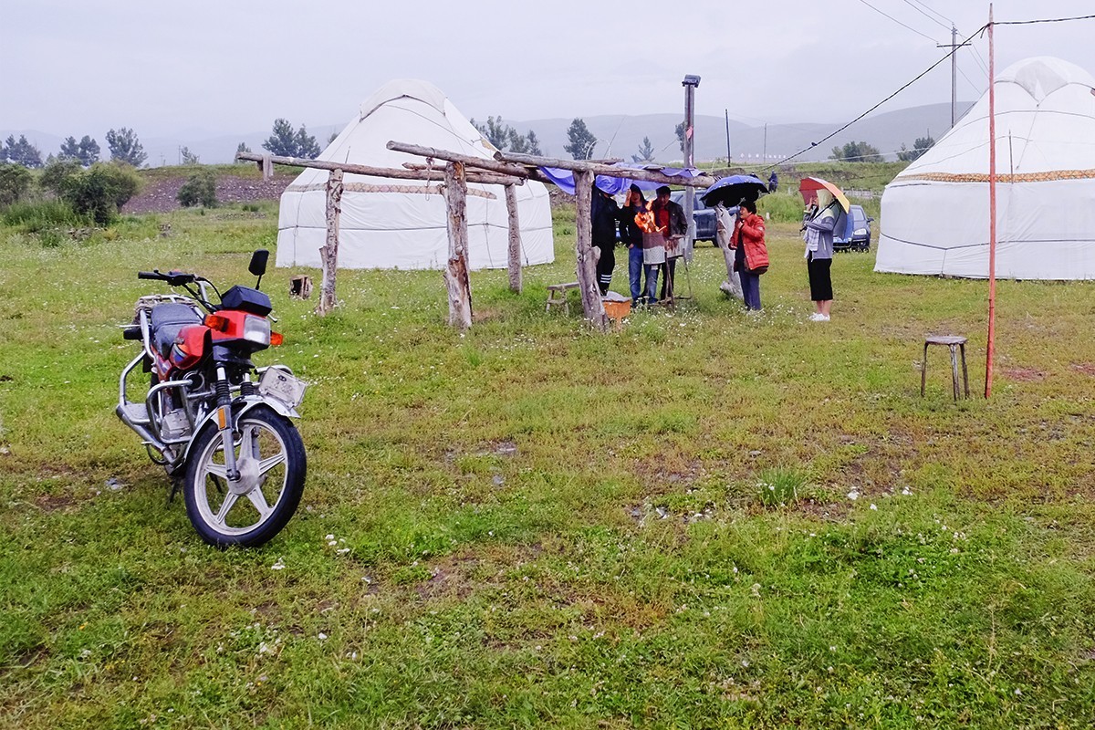 傍晚阴雨中在那拉提的随拍