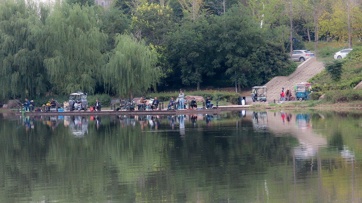 假期休闲钓鱼人