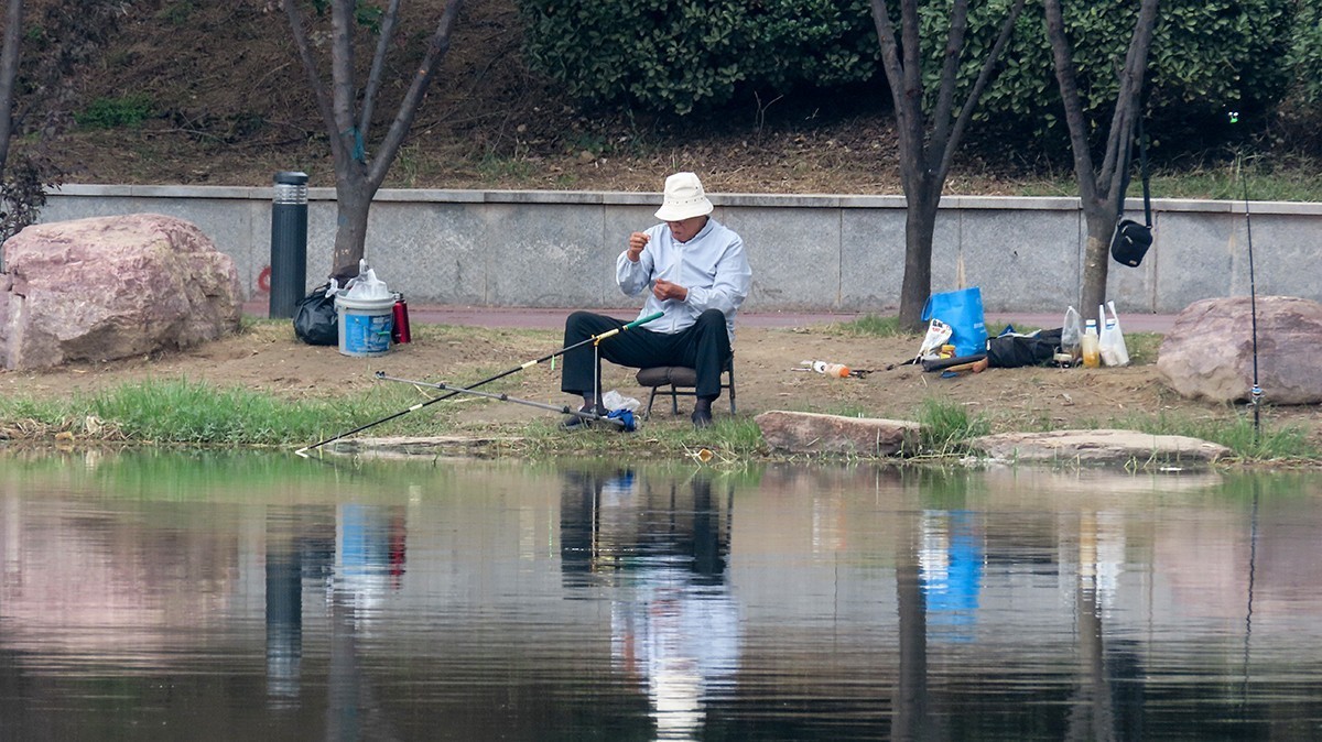 假期休闲钓鱼人