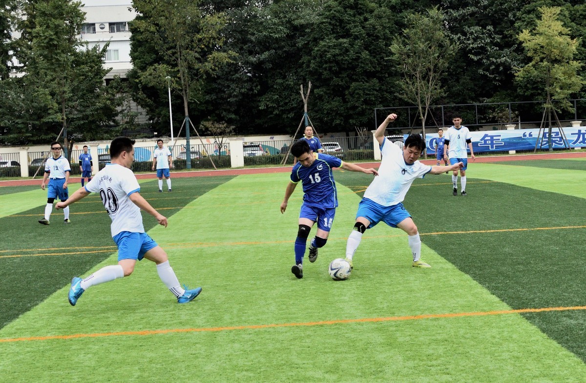 绿茵场上——成飞职工足球赛【1】