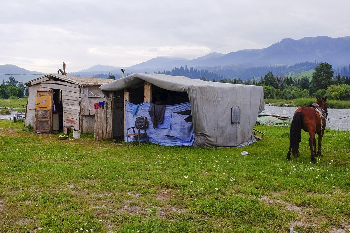 傍晚阴雨中在那拉提的随拍