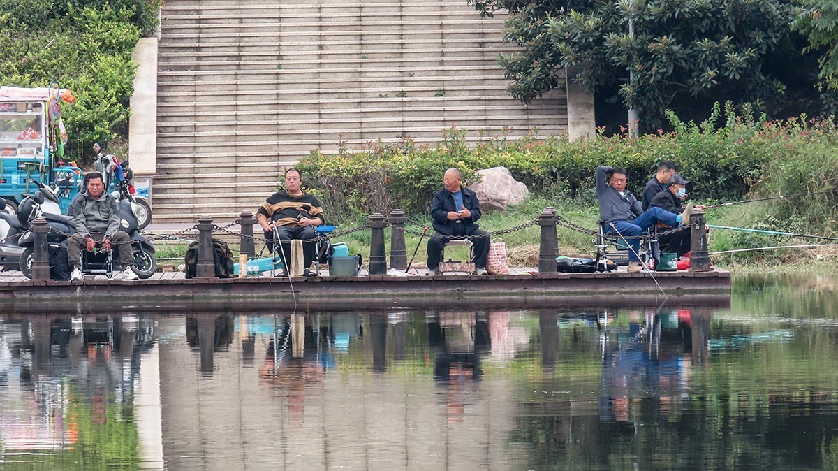 假期休闲钓鱼人