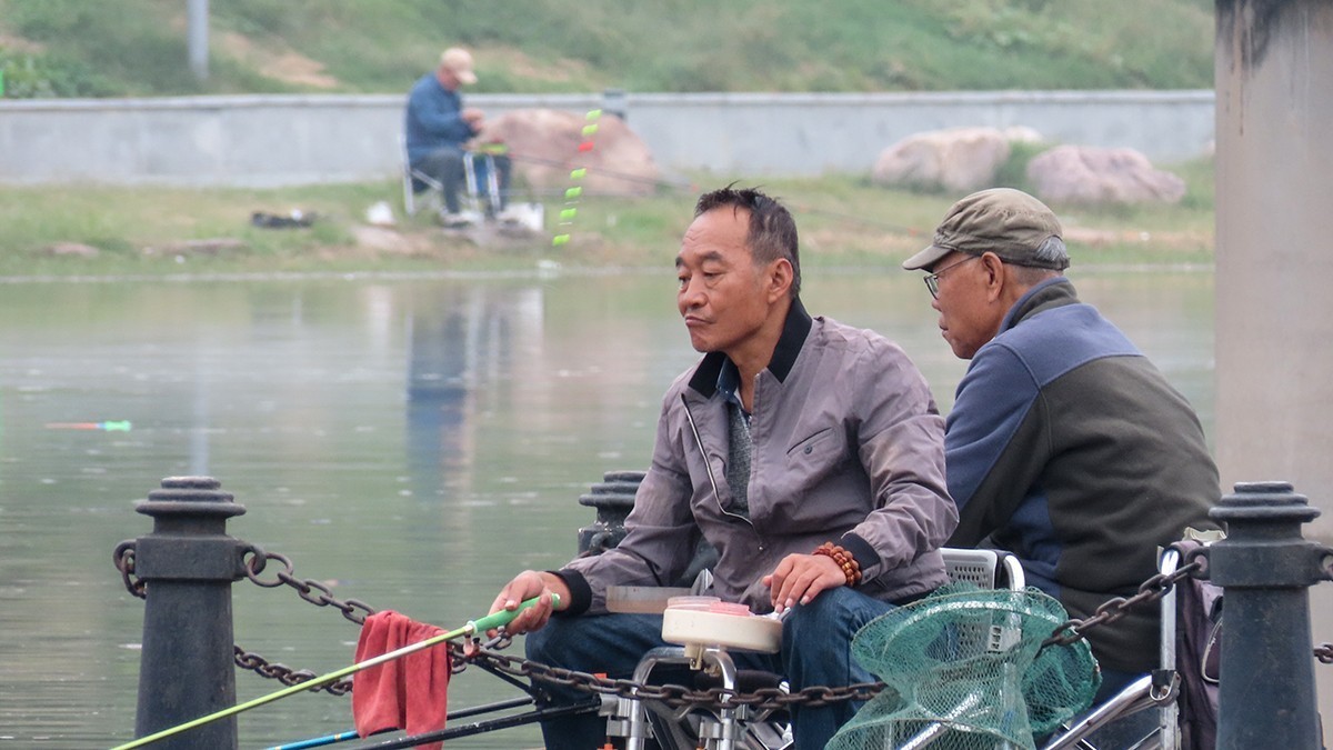 假期休闲钓鱼人