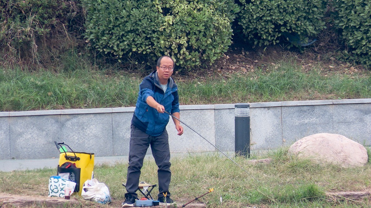 假期休闲钓鱼人