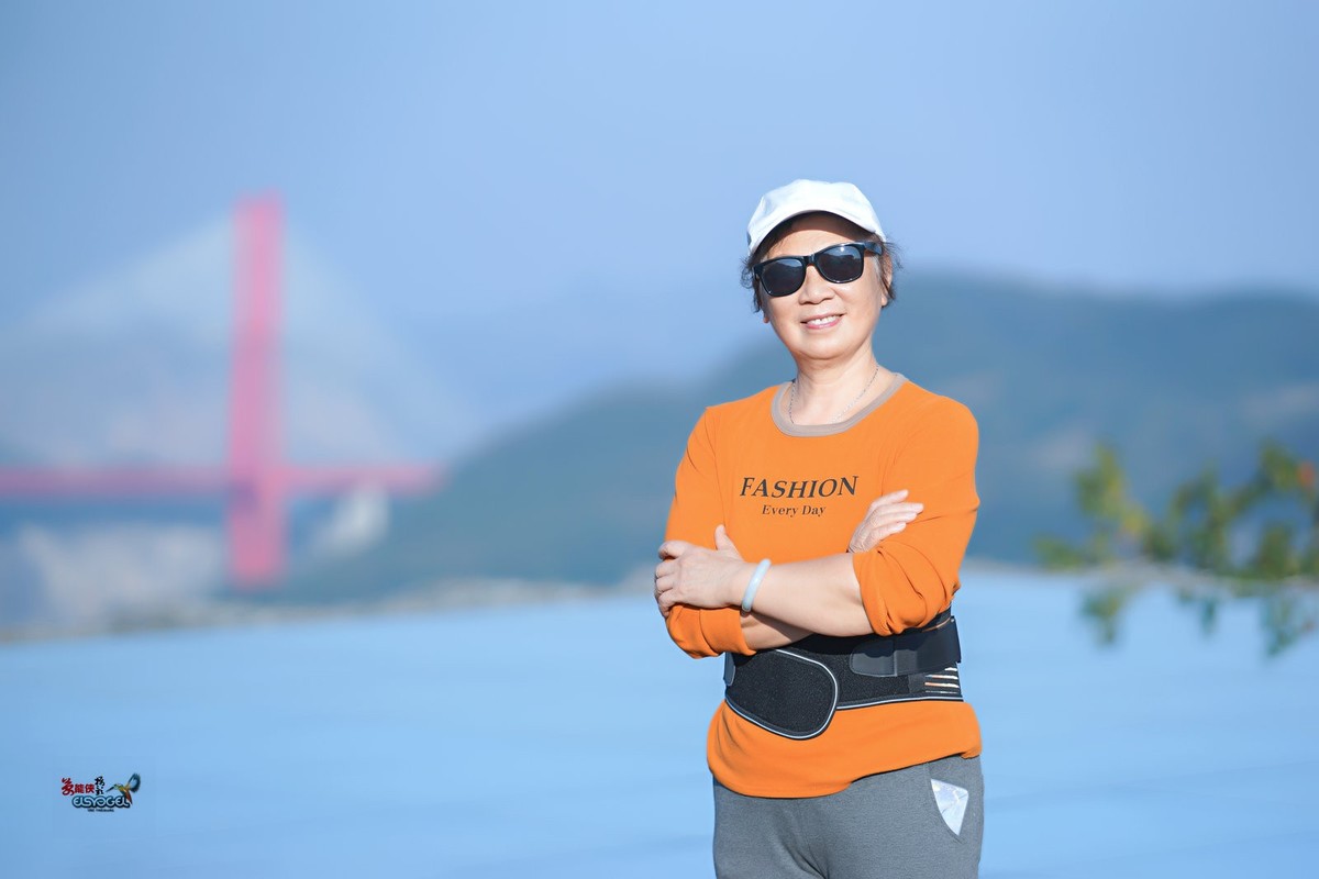 【贵州鸟江天空之境美女】---灿烂