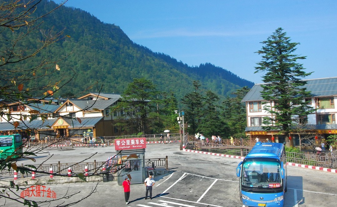 峨嵋仙山避暑登金顶上          周鸣天