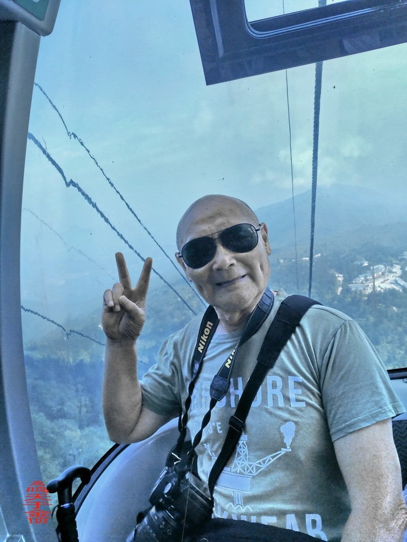 峨嵋仙山避暑登金顶上          周鸣天