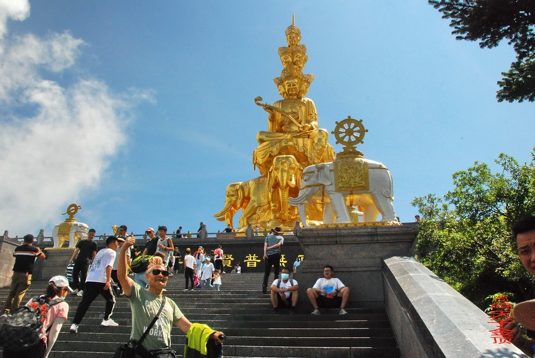 峨嵋仙山避暑登金顶上          周鸣天