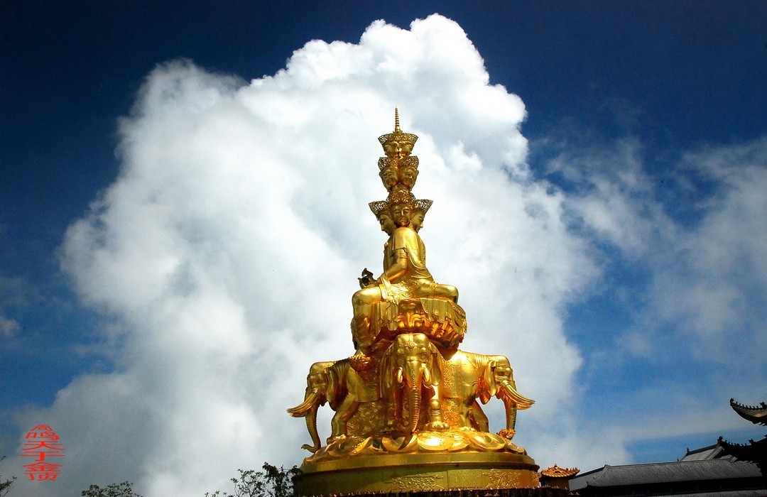 峨嵋仙山避暑登金顶上          周鸣天