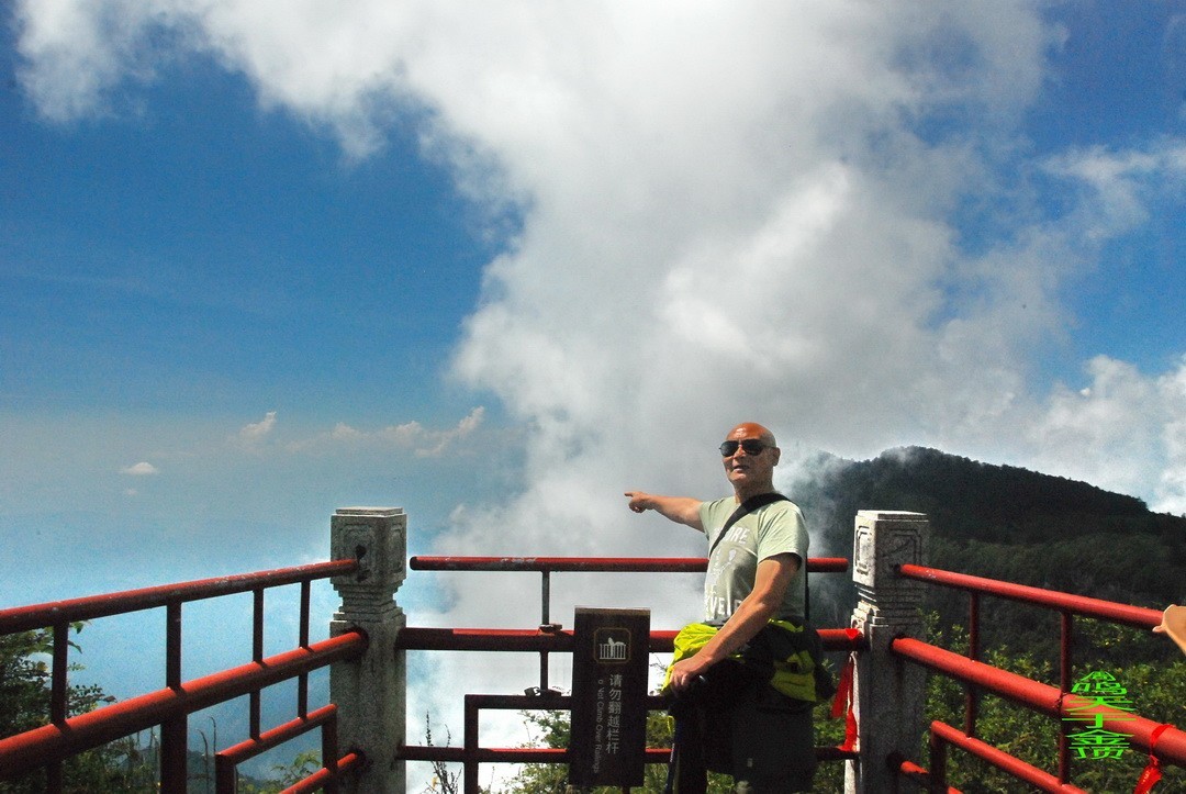峨嵋仙山避暑登金顶上          周鸣天