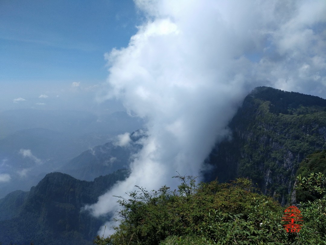 峨嵋仙山避暑登金顶上          周鸣天