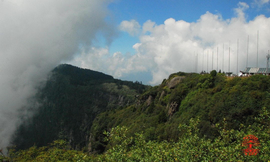 峨嵋仙山避暑登金顶上          周鸣天