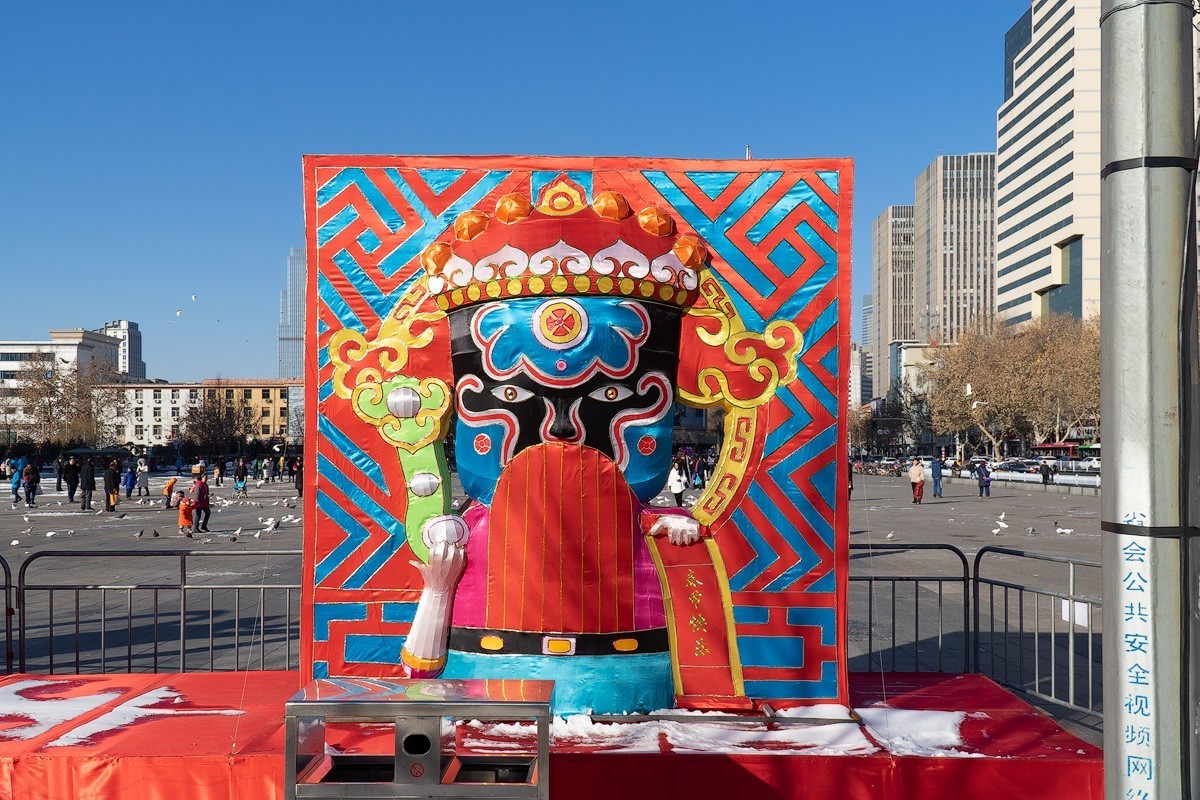 元宵灯会上的京剧脸谱造型