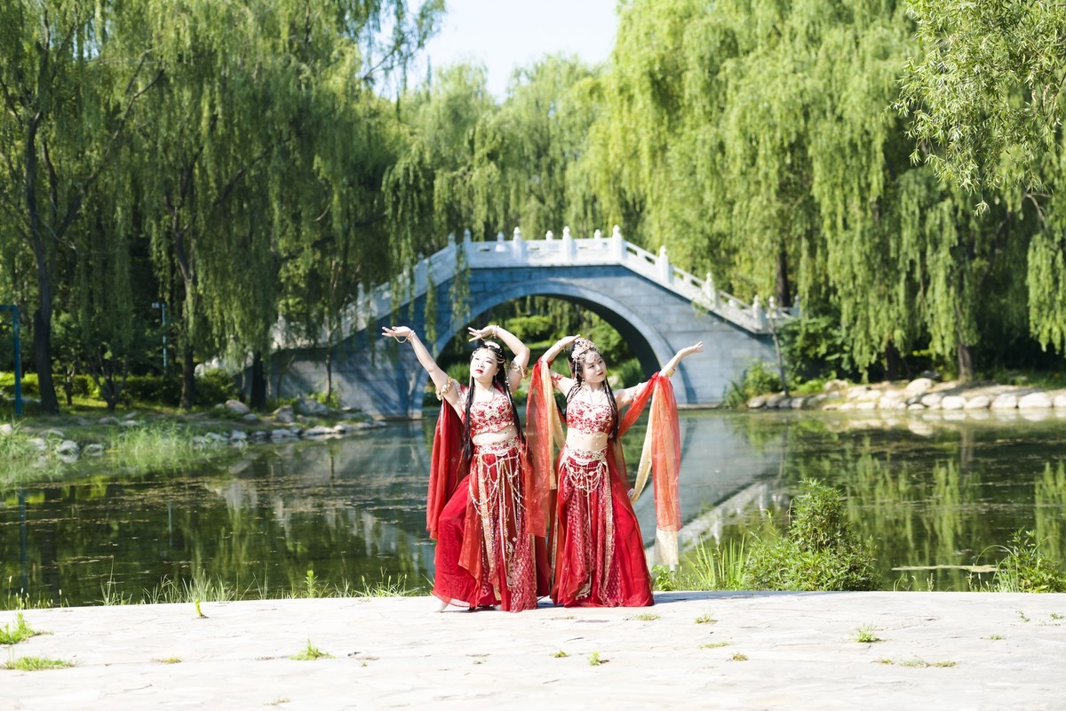 大漠孤烟直，莲池书院美