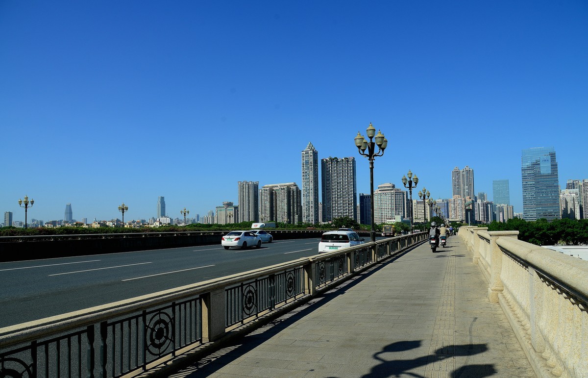 广州大桥两边。