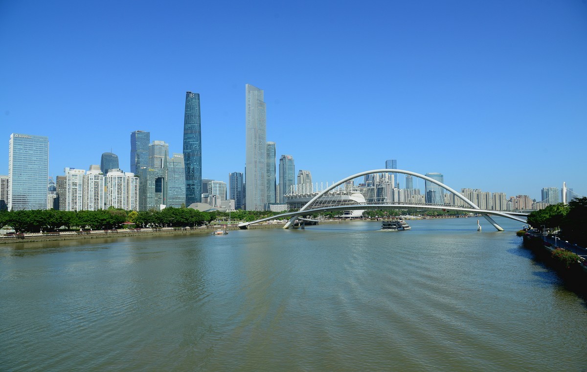 广州大桥两边。