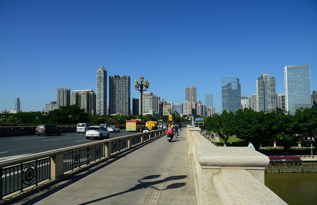 广州大桥两边。