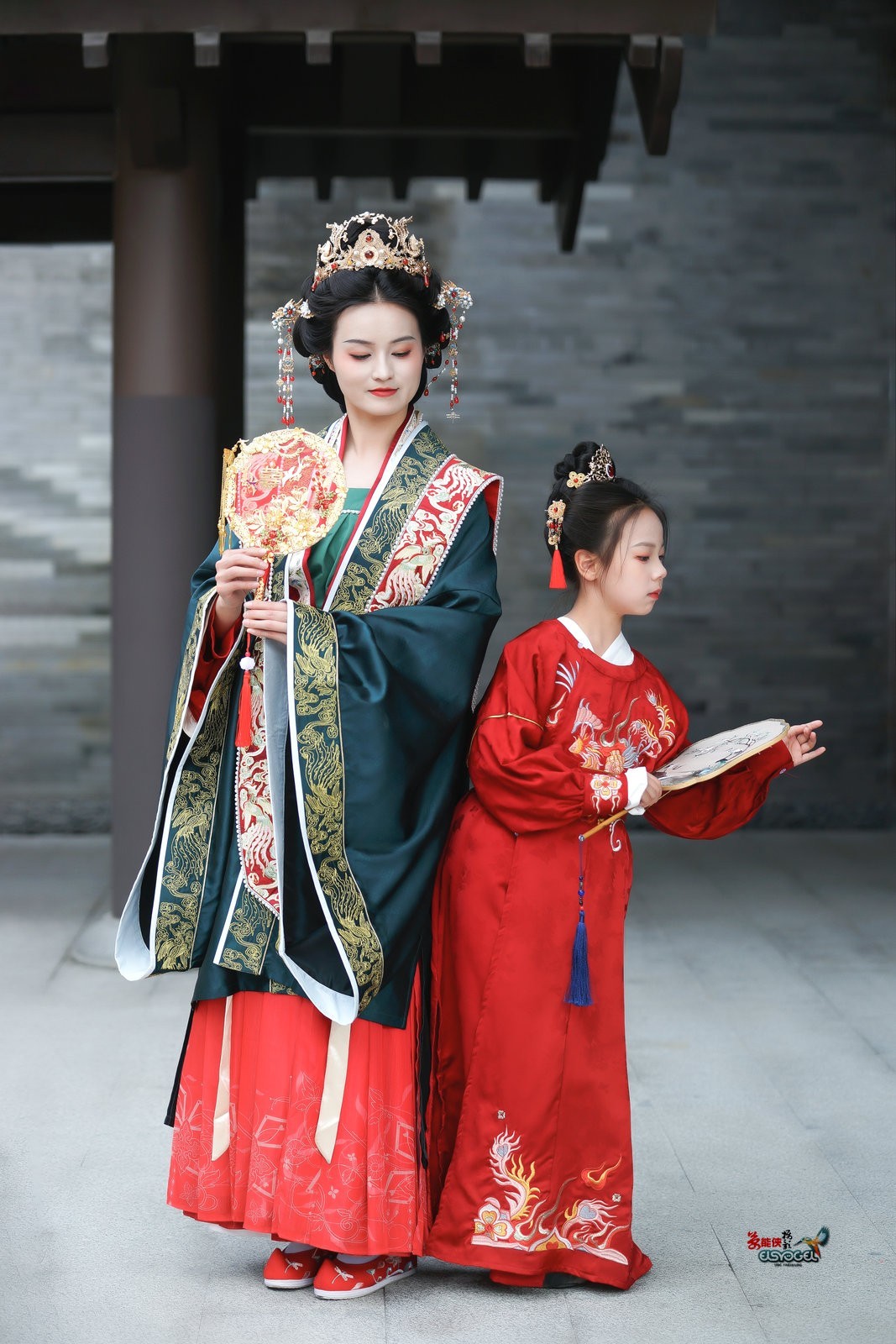 【古典婚服母女俩】--- 沛阳、朱朱