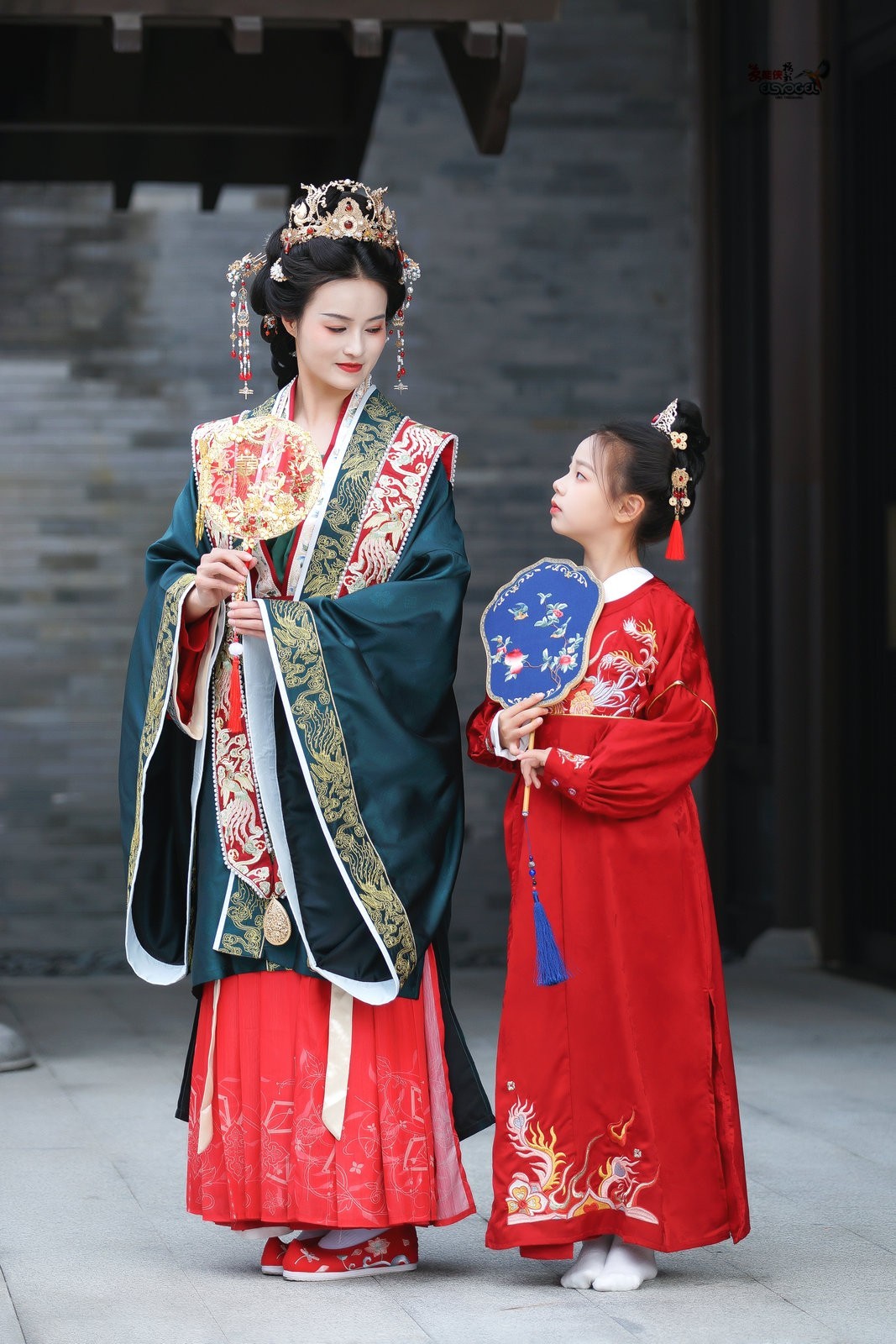 【古典婚服母女俩】--- 沛阳、朱朱