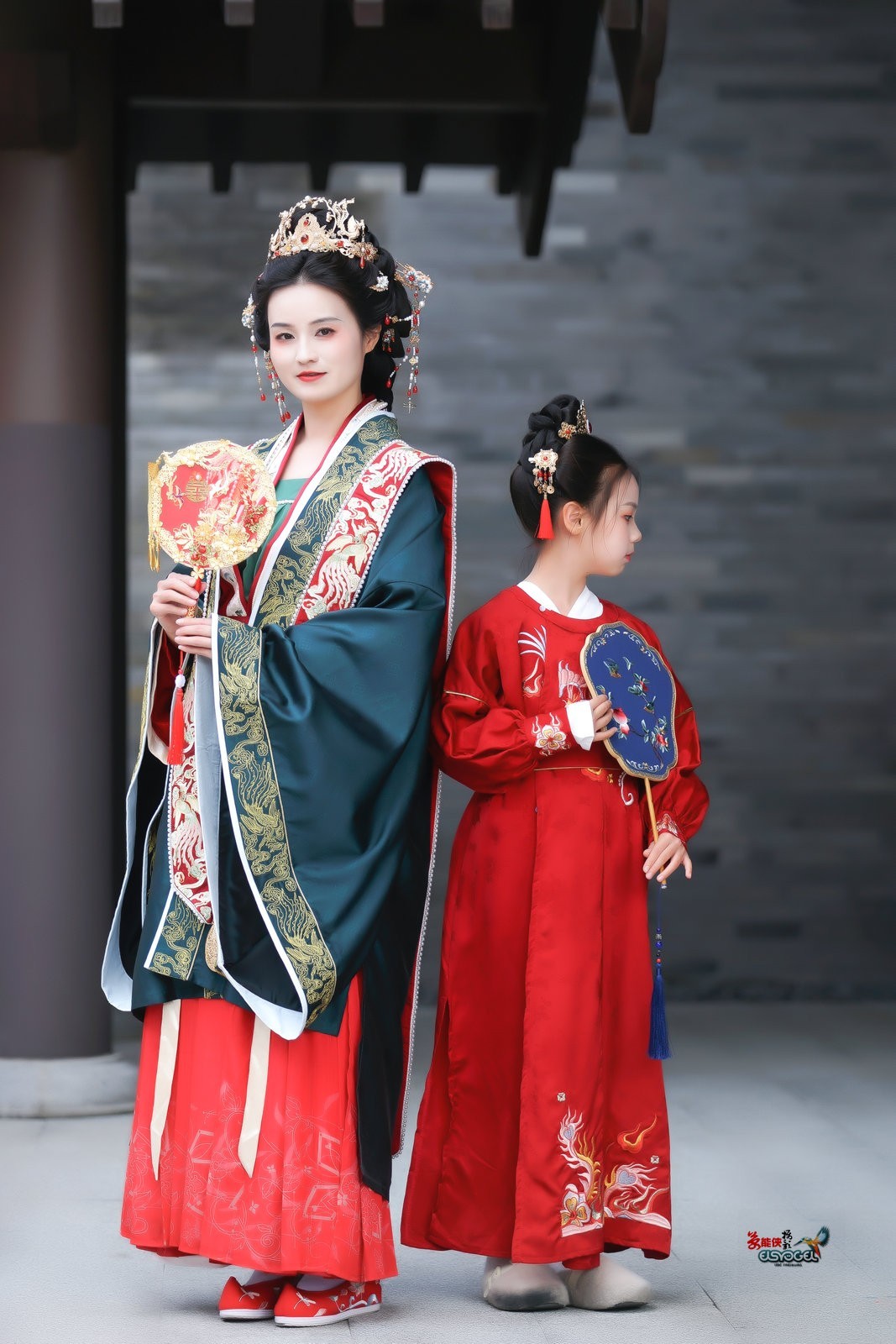 【古典婚服母女俩】--- 沛阳、朱朱