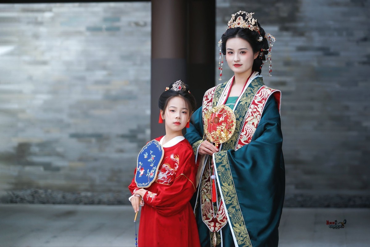 【古典婚服母女俩】--- 沛阳、朱朱