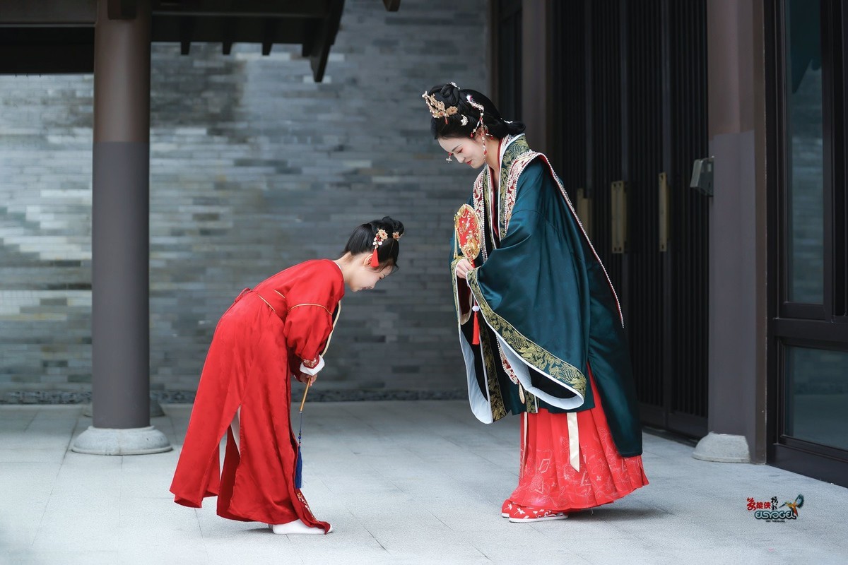 【古典婚服母女俩】--- 沛阳、朱朱