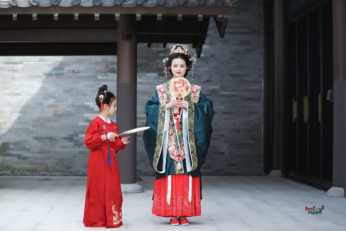 【古典婚服母女俩】--- 沛阳、朱朱